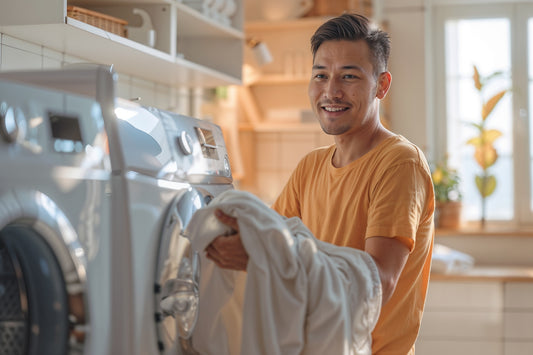 FR Clothing being placed into a washing machine. Image by freepik.