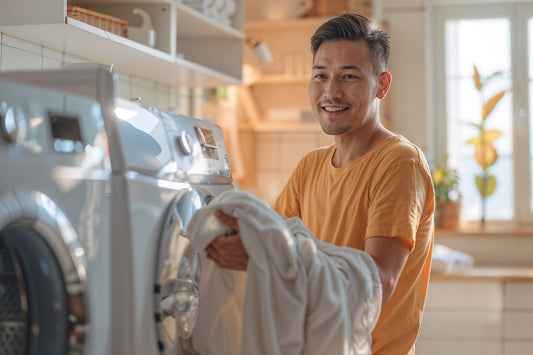 FR Clothing being placed into a washing machine. Image by freepik.